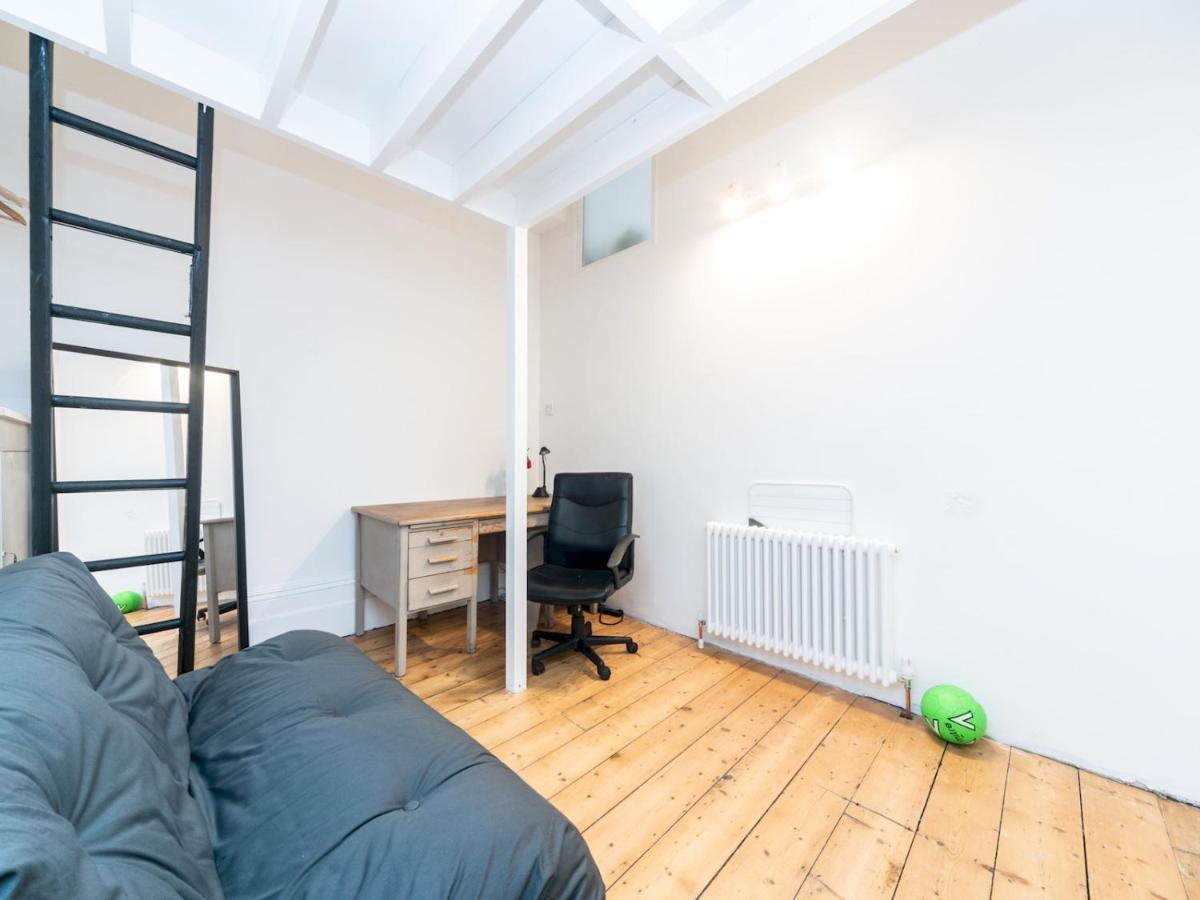Pass The Keys Rustic And Quirky Flat In Charming Charlton Village Лондон Экстерьер фото
