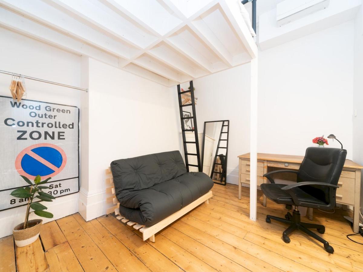 Pass The Keys Rustic And Quirky Flat In Charming Charlton Village Лондон Экстерьер фото