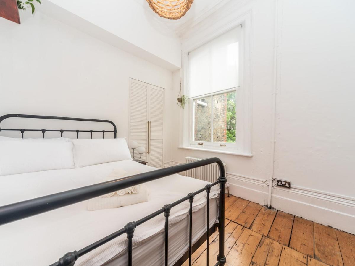 Pass The Keys Rustic And Quirky Flat In Charming Charlton Village Лондон Экстерьер фото